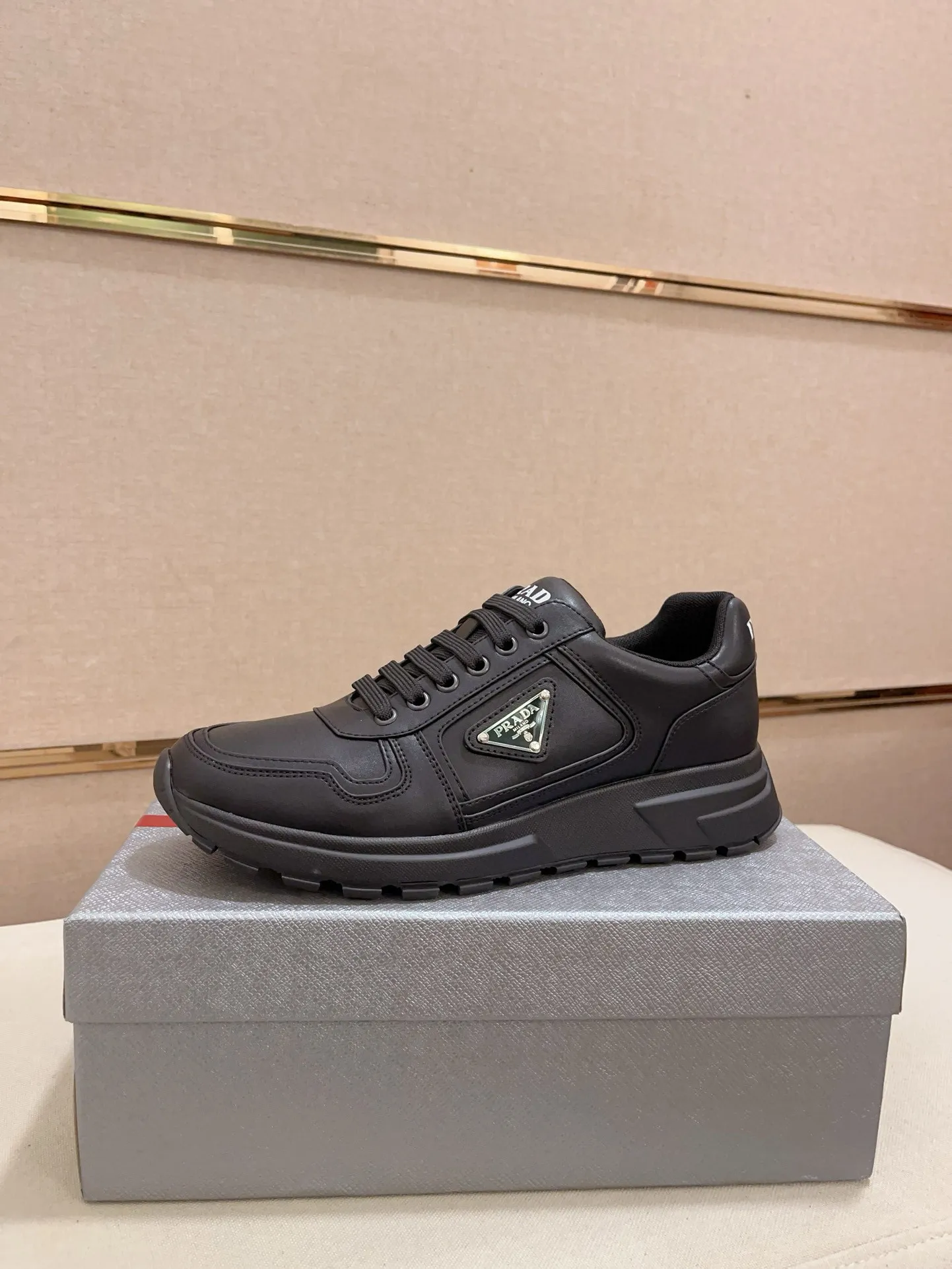 Men's shoes 💰 580 💰 (high version) new Prada (Prada) high-top counters are launched simultaneously, new men's shoes, 😘fabrics are selected from waterproof technical cloth. First layer cowhide lining. 👍🏿Original molded anti-slip rubber outsole, with exquisite lines, simple and elegant, comfortable and high-end for leisure travel. Number of yards: 38 to 44. (Can be customized for 45.46.)